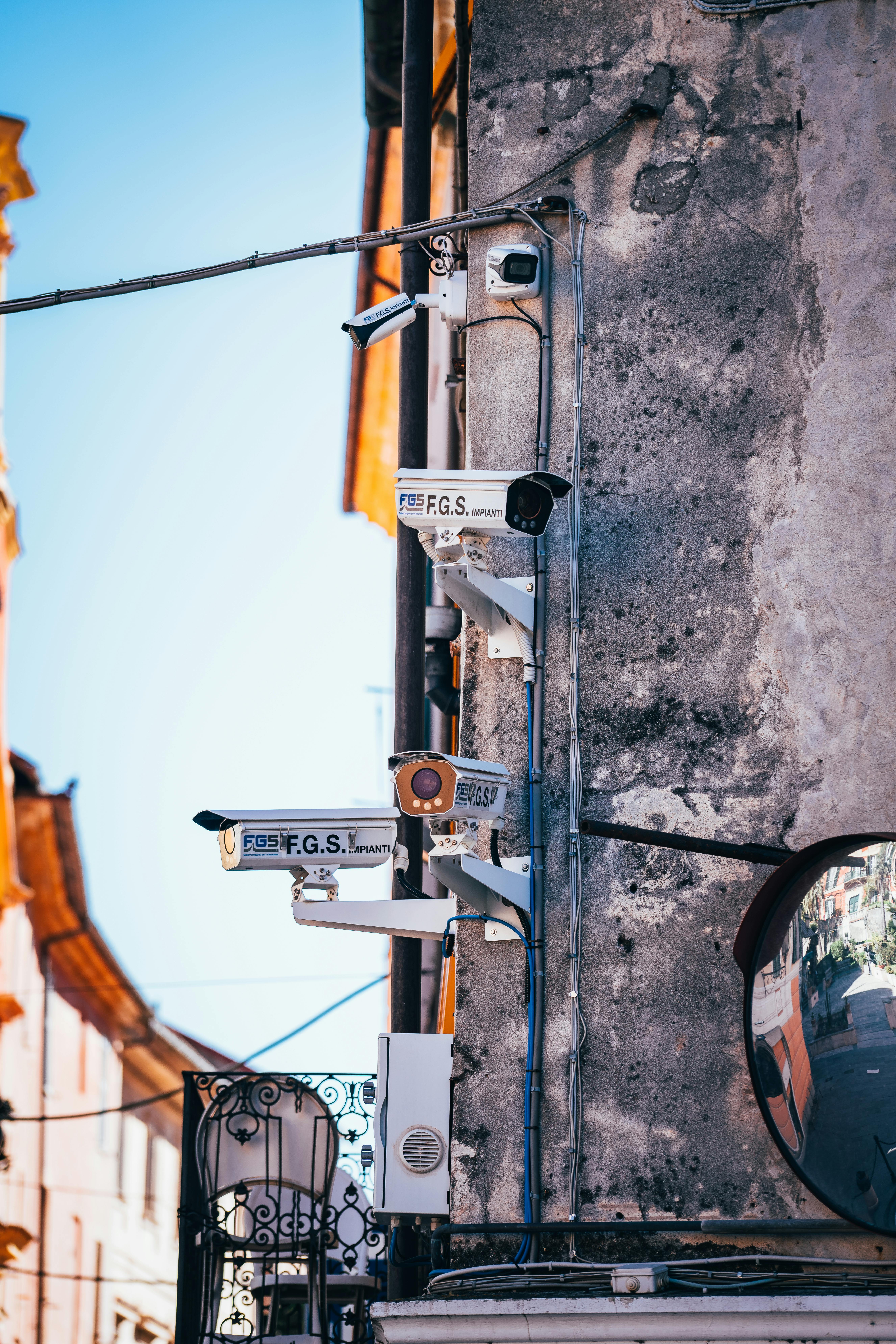Cámaras CCTV instaladas en fachada corporativa