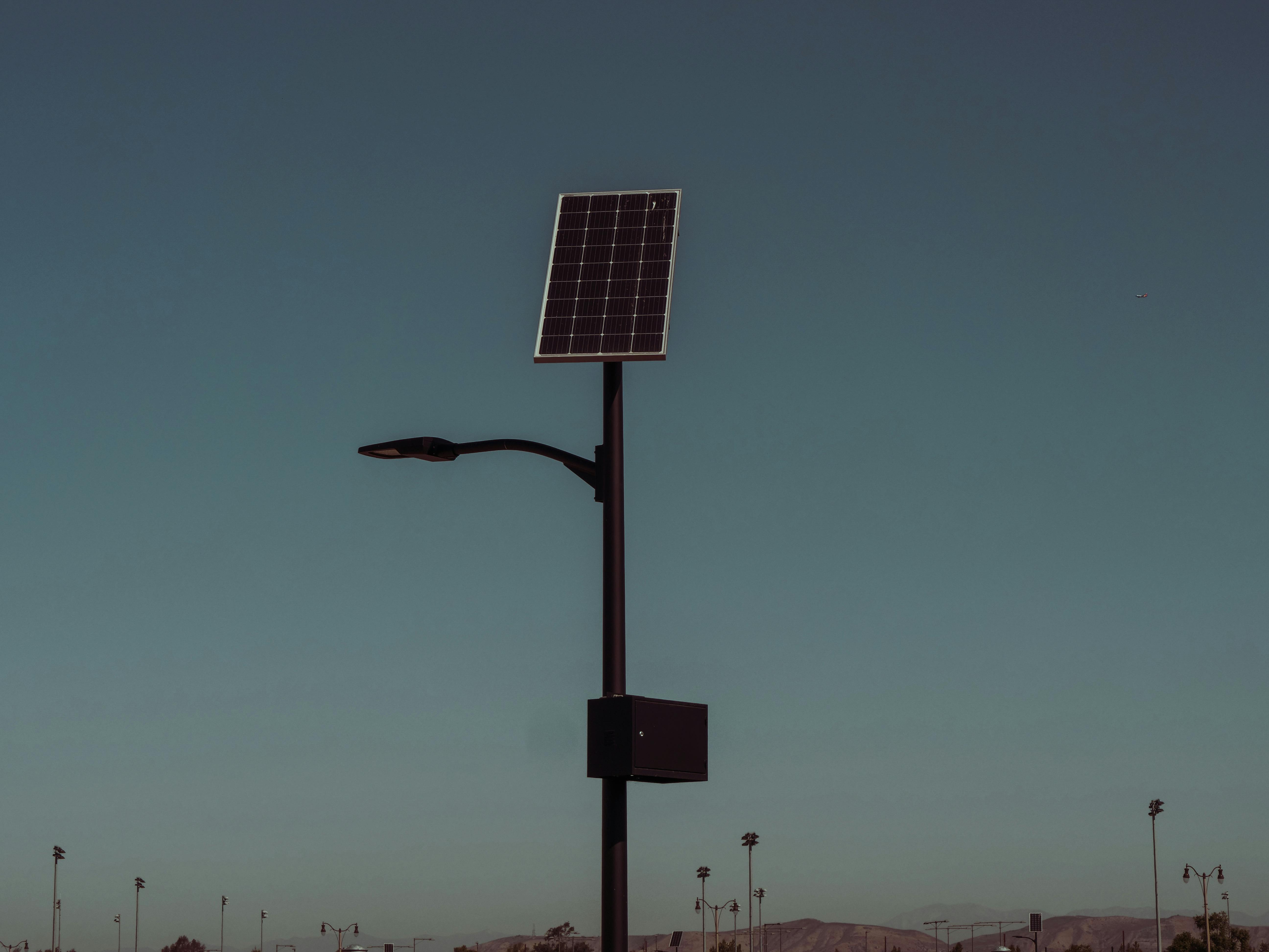 Postes solares LED en vial nocturna